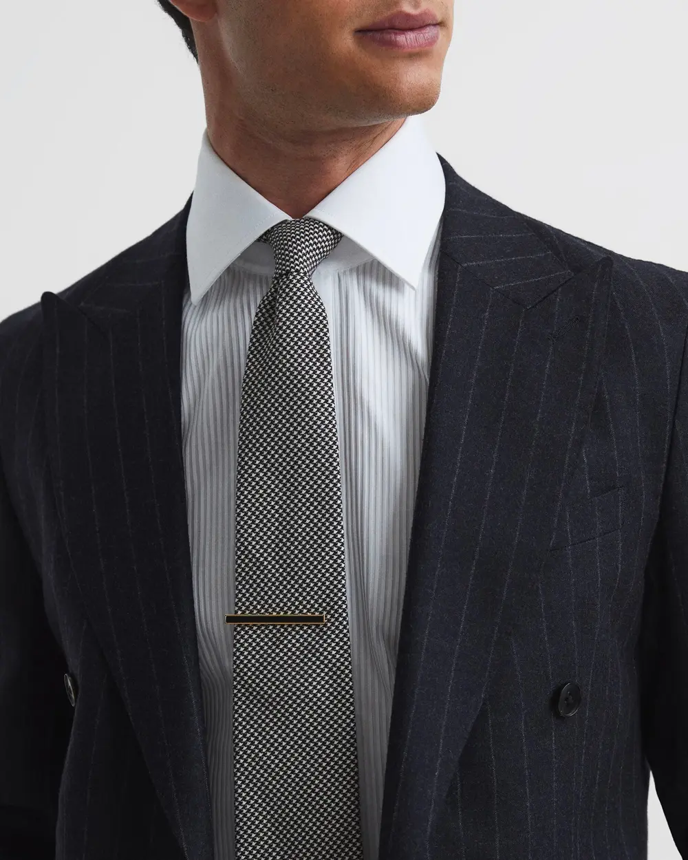 6 Combinaisons de base avec des accessoires qui amélioreront votre look sur mesure