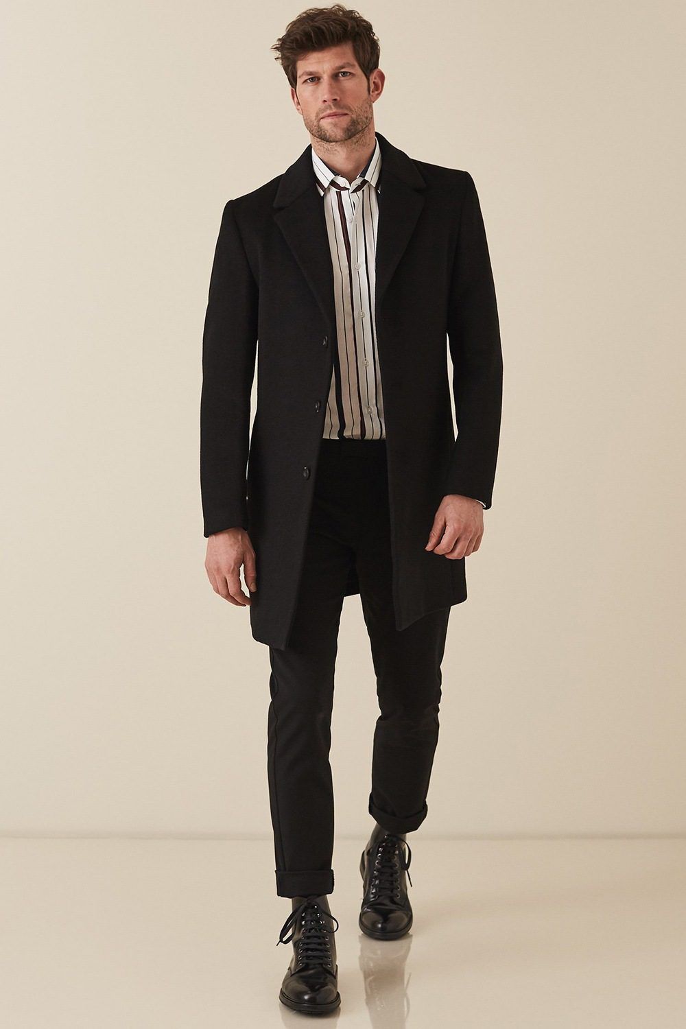 6 tenues en denim noir que tous les hommes devraient comprendre
