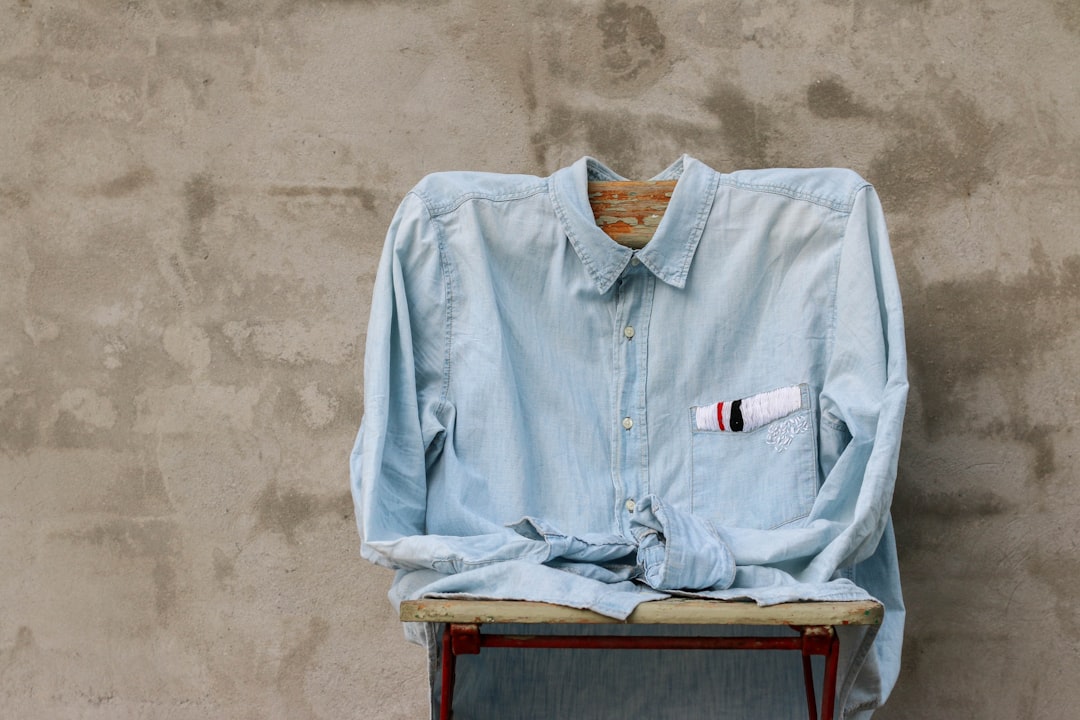 8 façons de porter une chemise en chambray avec style
